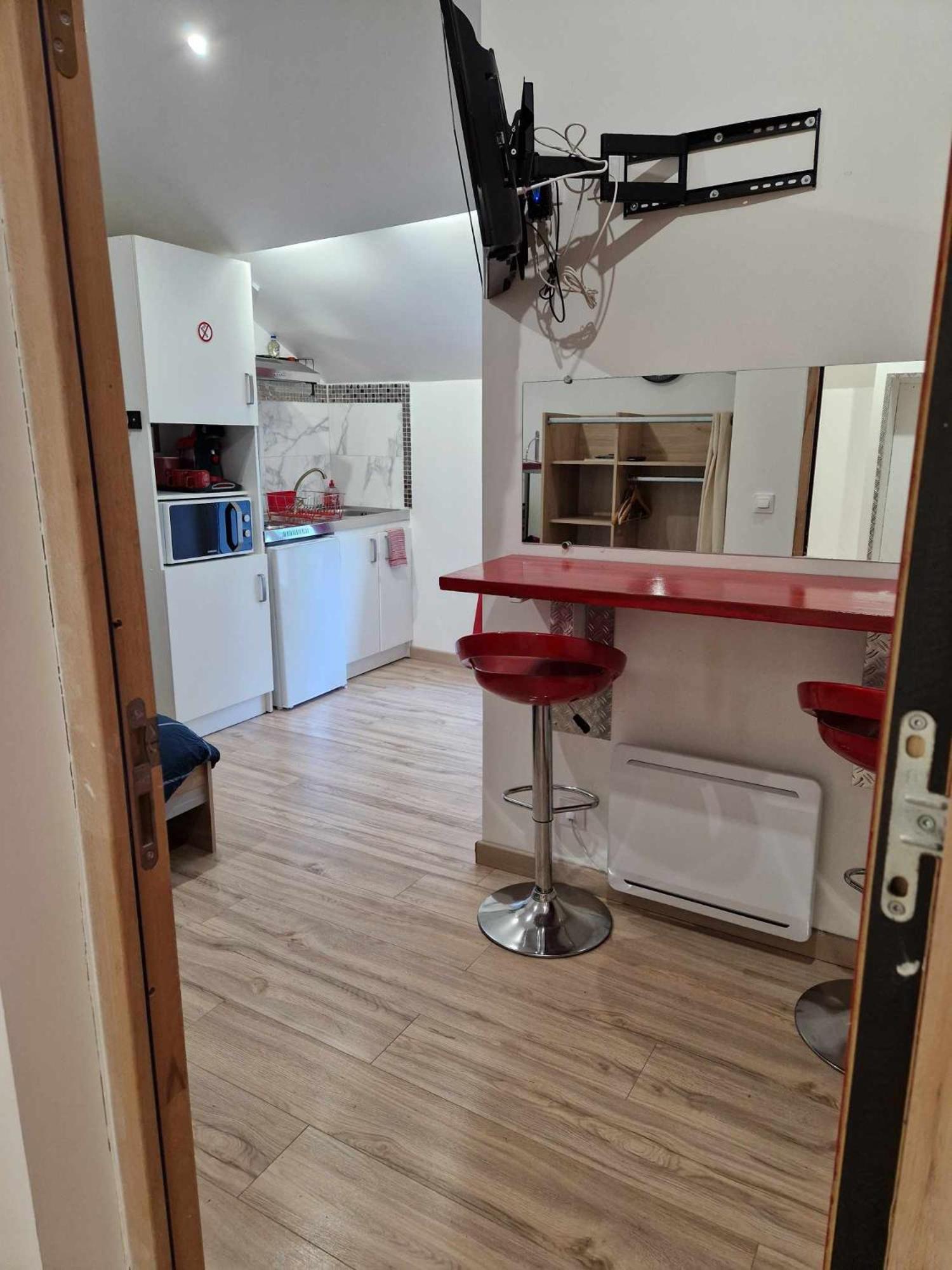 09 - Joli Studio Avec 2 Lits, Logement Tout Equipe Pour 1, 2 Ou 3 Personnes Maximum, Vue Sur Parc Arbore, Parking Privatif Gratuit, Grand Fourgon Possible, Tout Le Linge De Maison Est Fourni Razac-sur-l'Isle Экстерьер фото